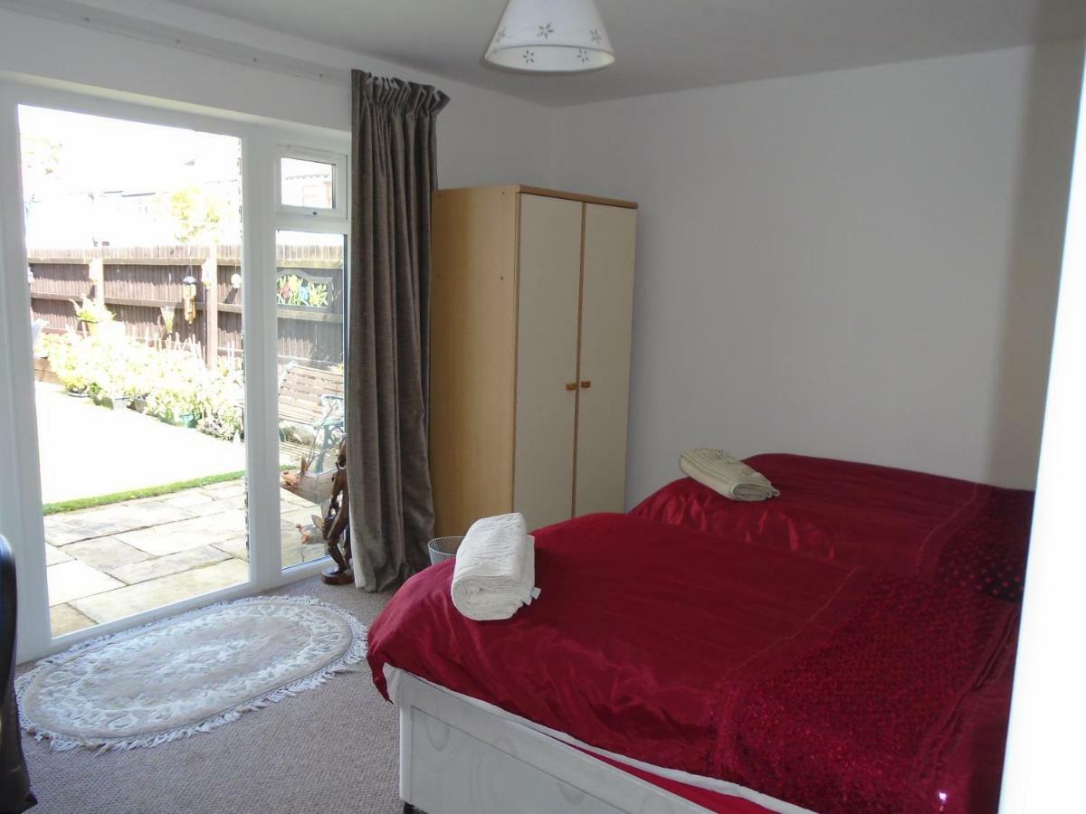 Tea In Liverpool - Private - Quiet - Ground Floor - En-Suite - Walk-In-Shower Екстериор снимка